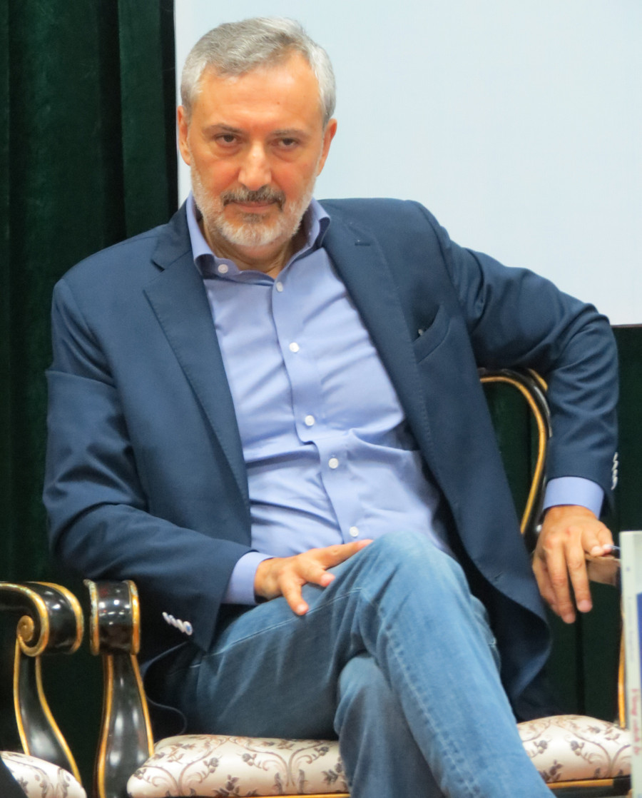 Ngài Lorenzo Angeloni tại buổi ra mắt sách tại ĐH Y Dược Huế