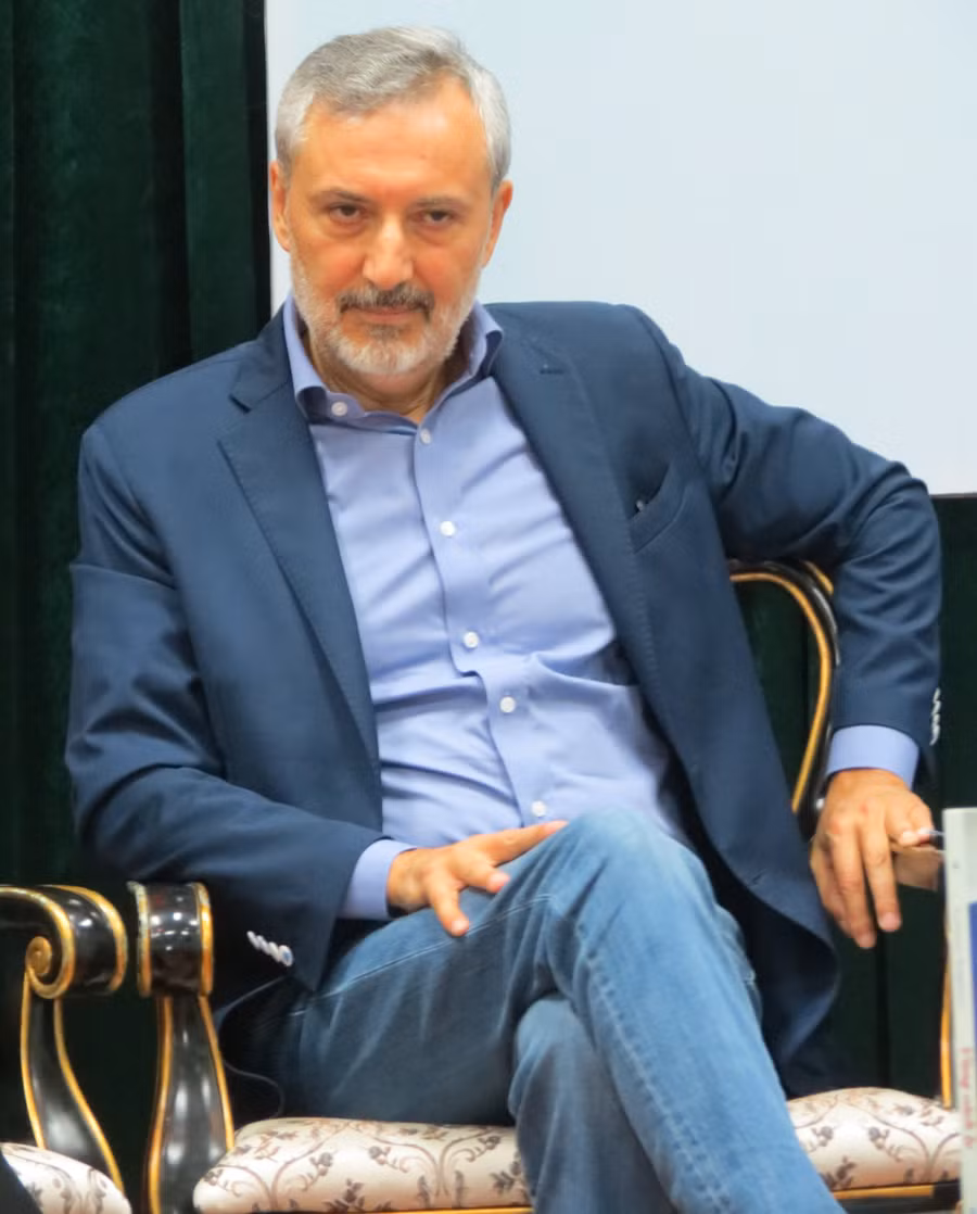 Ngài Lorenzo Angeloni tại buổi ra mắt sách tại ĐH Y Dược Huế