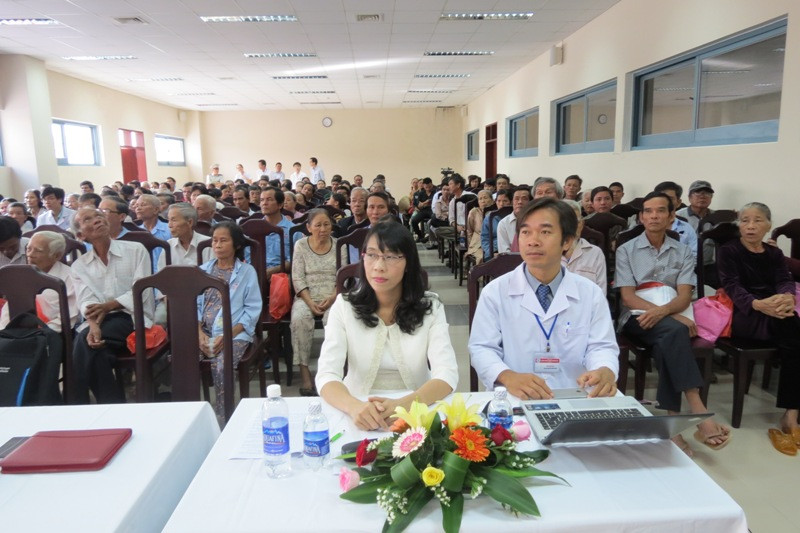 Ngoài việc tư vấn miễn phí các bác sĩ còn giới thiệu các kỹ năng thực hành dùng các thuốc dạng hít trong điều trị COPD