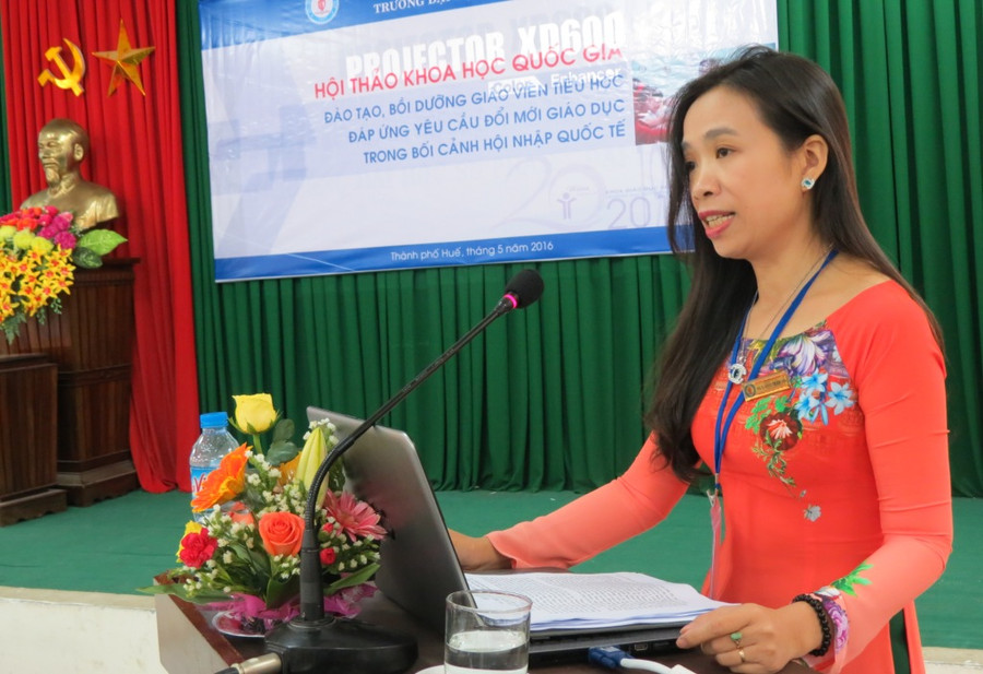 PGS.TS Nguyễn Thi Kim Thoa - Trưởng khoa Giáo dục Tiểu học Trường ĐHSP Huế -trình bày tham luận tại hội thảo PGS.TS Nguyễn Thi Kim Thoa - Trưởng khoa Giáo dục Tiểu học Trường ĐHSP Huế -trình bày tham luận tại hội thảo