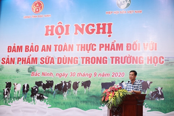 Ông Trần Đăng Khoa – Phó Vụ trưởng Vụ sức khỏe Bà Mẹ - Trẻ em (Bộ Y tế) trình bày về thực trạng triển khai chương trình Sữa học đường tại Việt Nam