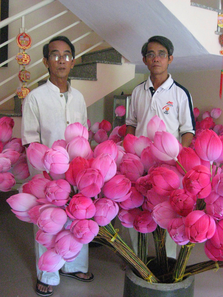 Hai anh em họa sĩ Thân Văn Huy, Thân Văn Hoài lặng lẽ bảo tồn nghề làm hoa sen giấy Hai anh em họa sĩ Thân Văn Huy, Thân Văn Hoài lặng lẽ bảo tồn nghề làm hoa sen giấy