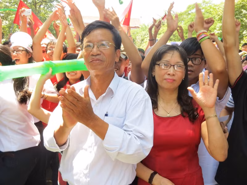 Bố mẹ vui mừng khi Thanh Chương trở thành nhà vô địch Đường lên đỉnh Olympia năm 2016 Bố mẹ vui mừng khi Thanh Chương trở thành nhà vô địch Đường lên đỉnh Olympia năm 2016