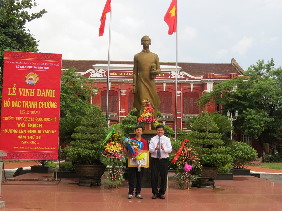 Ông Nguyễn Dung - Phó Chủ tịch UBND tỉnh Thừa Thiên Huế - chúc mừng chiến thắng của Hồ Đắc Thanh Chương