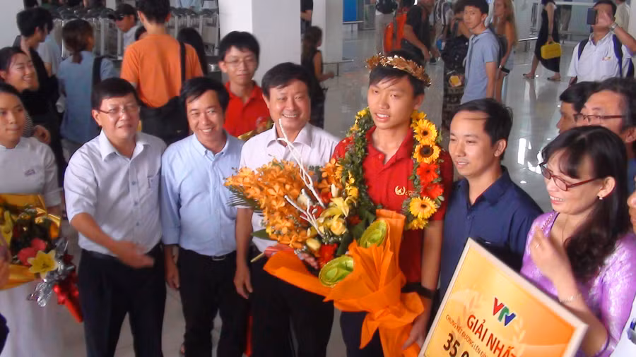 Chào đón nhà vô địch trở về ở sân bay Phú Bài - Huế Chào đón nhà vô địch trở về ở sân bay Phú Bài - Huế