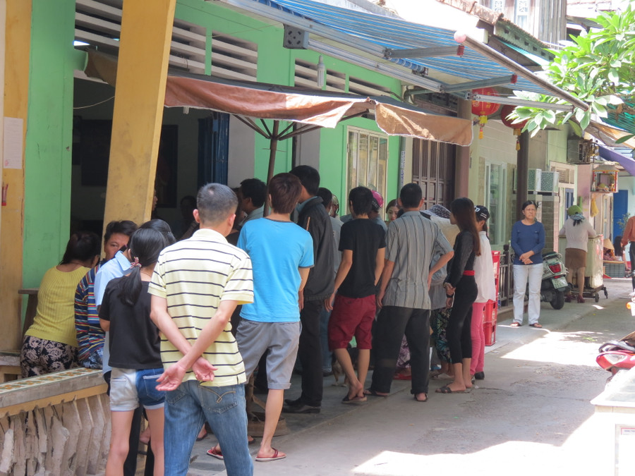  Rất đông người dân hiếu kỳ tập trung đến xem