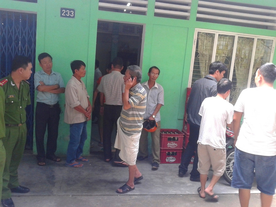 Các lực lượng chức năng đang khám nghiệm tử thi vào trưa 19/10