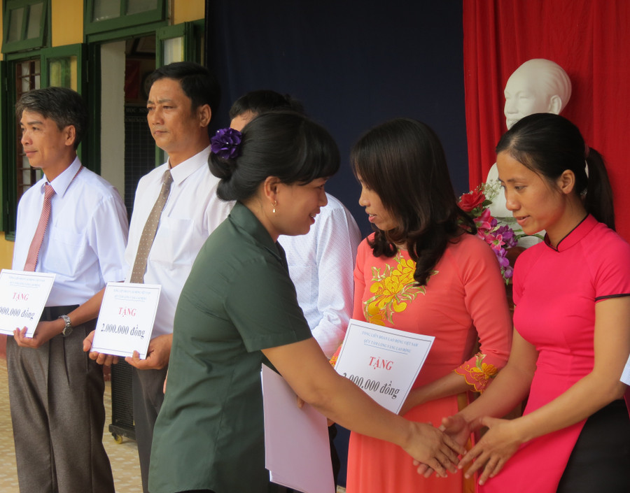 Bà Nguyễn Tâm Nhân - Chủ tịch CĐ ngành GD Thừa Thiên Huế tặng quà cho các giáo viên Trường tiểu học số 2 Quảng Ngạn