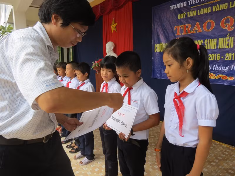 Niềm vui của các em học sinh khi được Công đoàn ngành giáo dục, động viên, quan tâm