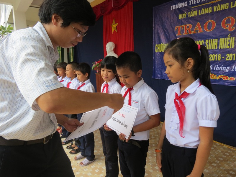 Niềm vui của các em học sinh khi được Công đoàn ngành giáo dục, động viên, quan tâm