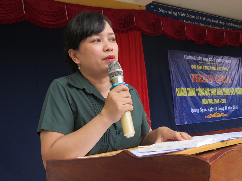 Bà Nguyễn Tâm Nhân - Chủ tịch CĐ ngành GD Thừa Thiên Huế - phát biểu tại buổi lễ