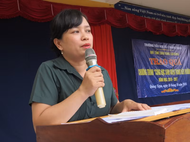 Bà Nguyễn Tâm Nhân - Chủ tịch CĐ ngành GD Thừa Thiên Huế - phát biểu tại buổi lễ