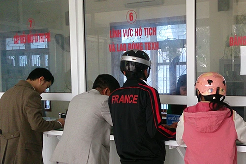 Người dân Quảng Trị đến giao dịch tại các văn phòng một cửa sẽ được hỏi để chấm điểm chất lượng dịch vụ. Ảnh: Hoàng Táo.