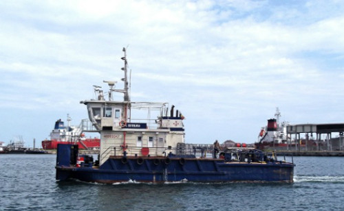 Tàu chở 700 người cầu cứu vì nghi có tay súng