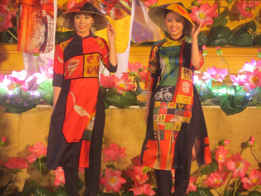 Biểu diễn áo dài trong đêm khai mạc Festival nghề