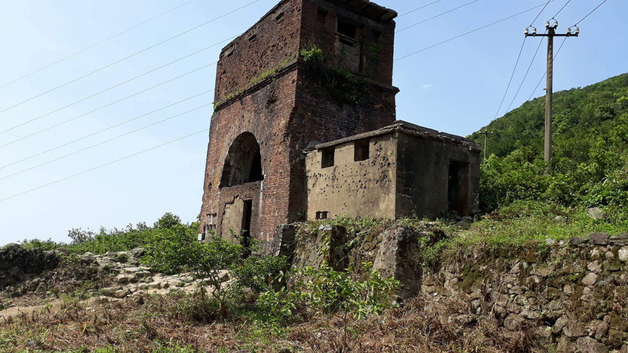 Do không được trùng tu gần 100 năm nay di tích này trở nên hoang phế Do không được trùng tu gần 100 năm nay di tích này trở nên hoang phế
