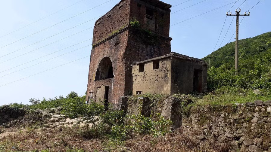 Do không được trùng tu gần 100 năm nay di tích này trở nên hoang phế