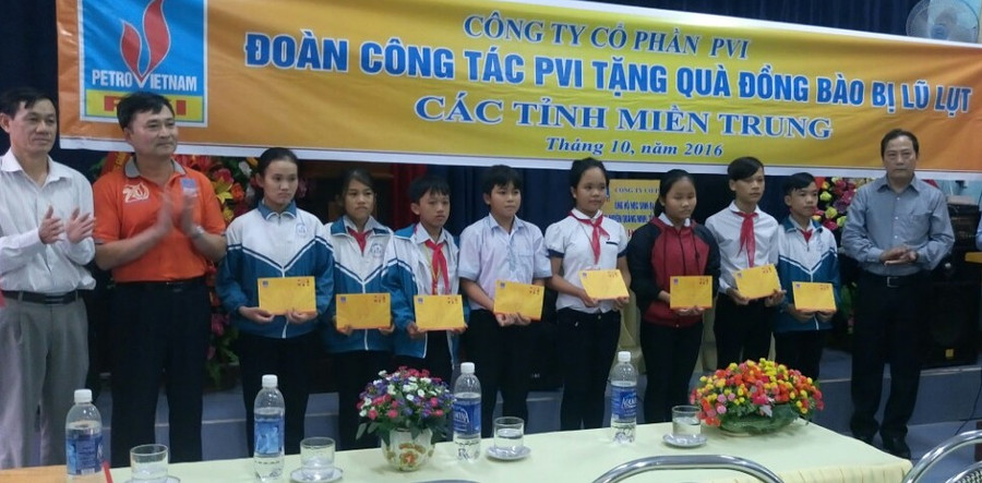 Công ty CP PVI tặng quà cho học sinh vùng lũ gặp khó khăn ở huyện Quảng Ninh (Quảng Bình) Công ty CP PVI tặng quà cho học sinh vùng lũ gặp khó khăn ở huyện Quảng Ninh (Quảng Bình)