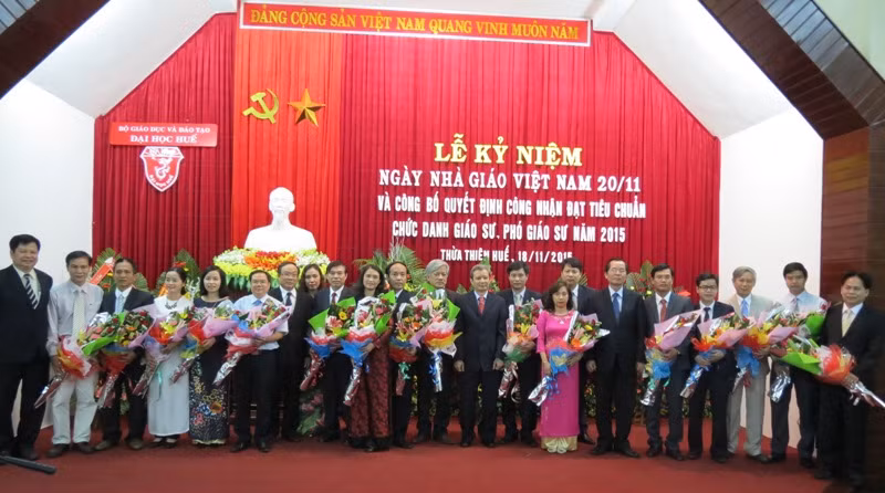 Lãnh đạo tỉnh Thừa Thiên Huế và lãnh đạo Đại học Huế tặng hoa chúc mừng các nhà giáo đạt tiêu chuẩn chức danh giáo sư, phó giáo sư năm 2015

