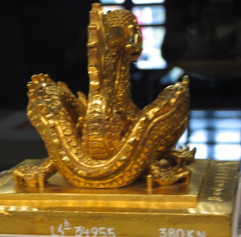 Mặt sau Kim ấn được chạm khảm rất tinh xảo