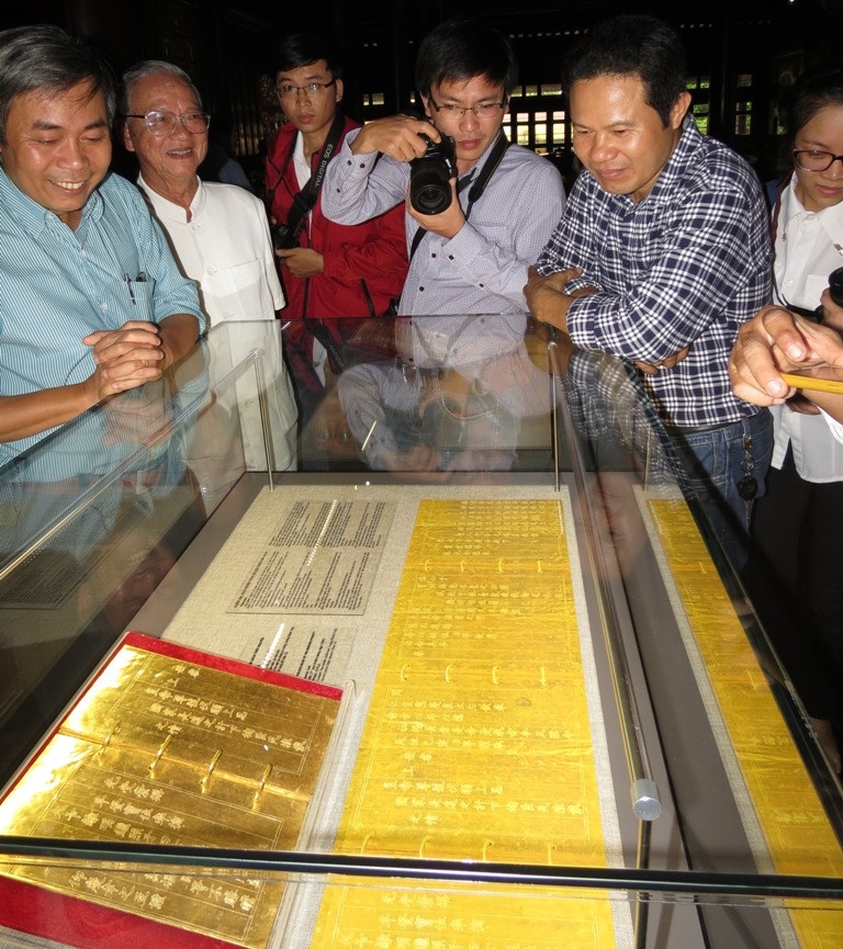 Kim sách làm bằng vàng dưới thời nhà Nguyễn lần đầu tiên công chúng Huế được thấy tận mắt
