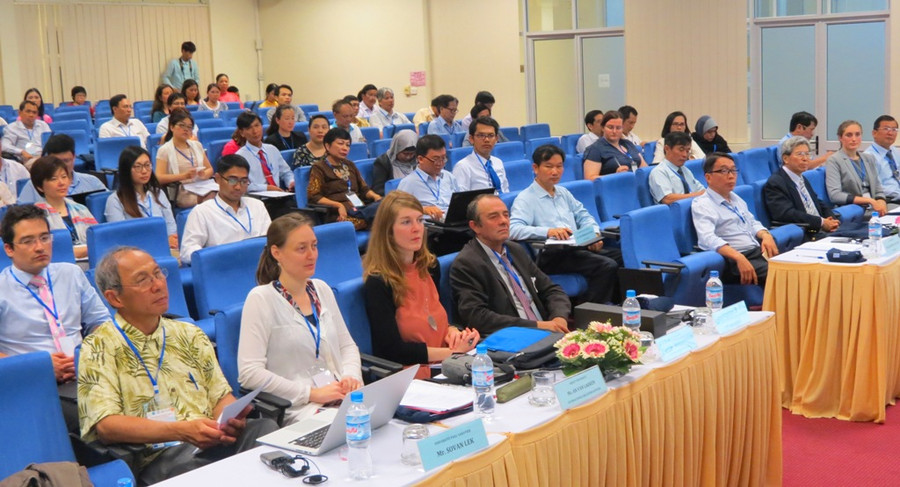 Các đại biểu tham dự hội thảo tập trung thảo luận đưa ra các giải pháp nhằm hướng đến đại hóa các cơ sở đào tạo đại học, đổi mới phương pháp dạy và học, hoạt động hỗ trợ sinh viên