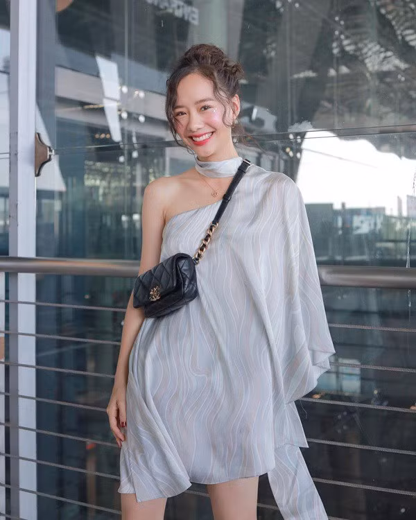 Toey thể hiện gu thời trang tinh tế khi diện kiểu váy lệch vai thướt tha, phù hợp với vóc dáng.