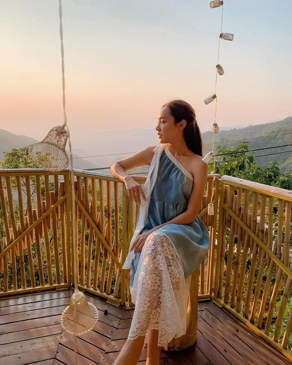 Namtarn Pichukkana khéo khoe được đôi vai thon thả với chiếc đầm phối ren điệu đà. Namtarn Pichukkana khéo khoe được đôi vai thon thả với chiếc đầm phối ren điệu đà.