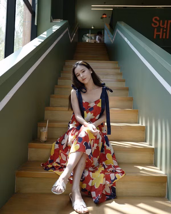 Aom chọn mẫu đầm hai dây phủ họa tiết rực rỡ.