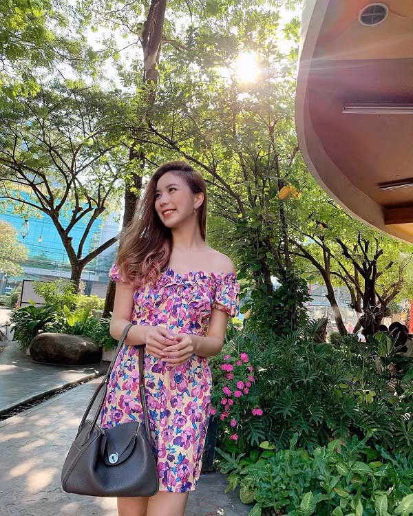 Đầm trễ vai là trang phục giúp Mook luôn duy trì được vẻ ngoài tươi trẻ, rạng rỡ.