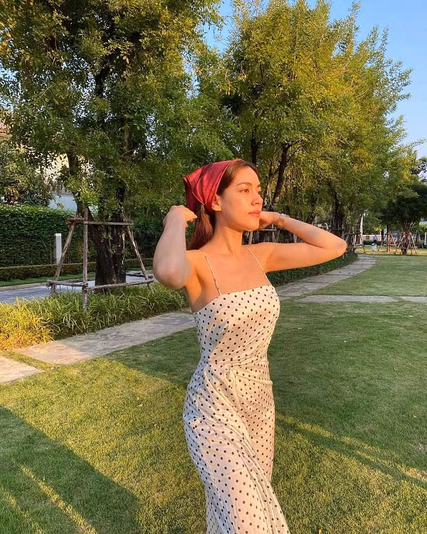 Váy hai dây lụa tôn lên sự sang chảnh, điệu đà của Kimberley.