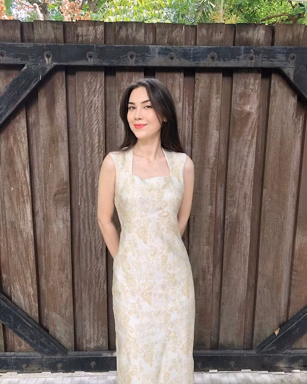 Mẫu đầm của Matt có vẻ đẹp sang trọng và lịch sự.