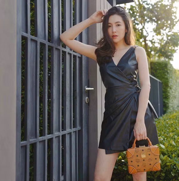 Bella lại trông phóng khoáng và cá tính với chiếc váy sát nách màu đen.