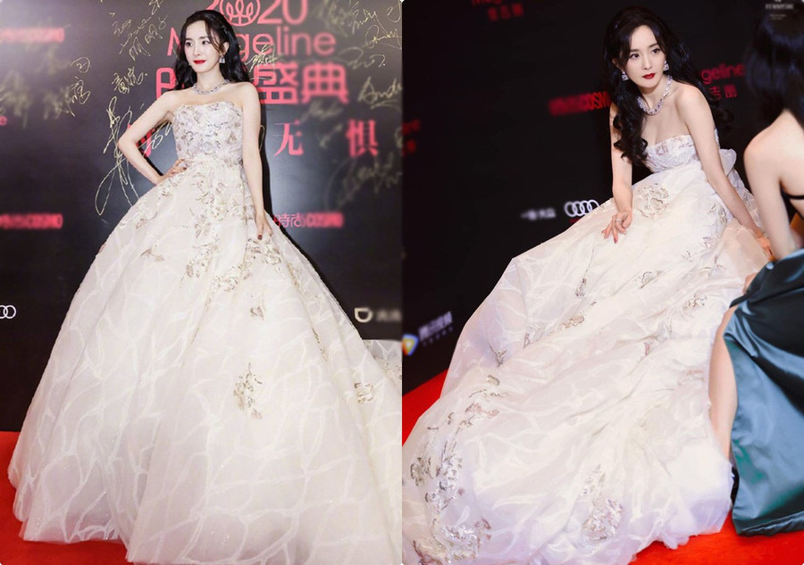 Còn nhớ chiếc đầm dài 3 mét của Dương Mịch cách đây không lâu đã cần phải sự trợ giúp của cả 2 người nữa để bê xách đuôi váy giúp cô lê bước được tới nơi check in.