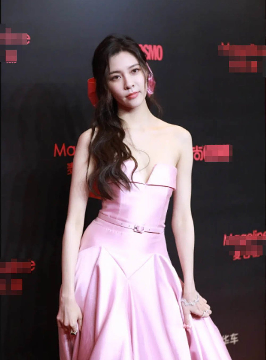 Nữ diễn viên diện một bộ đầm hồng chất liệu lụa bóng cứng khá công chúa và dịu dàng, vì vậy cô kết hợp thêm phụ kiện cầu kì ở tay để kéo sự lấp lánh, thu hút cho diện mạo của mình ngày hôm đó.