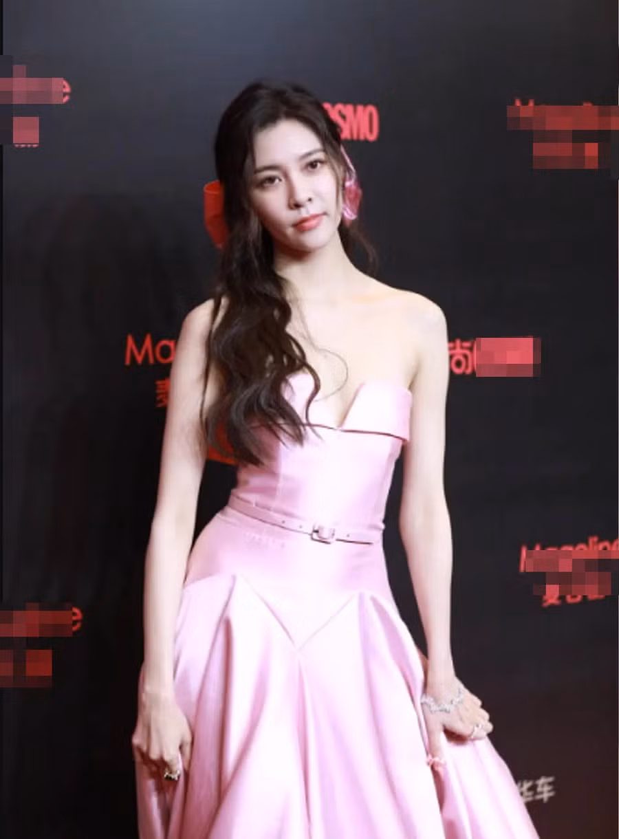 Nữ diễn viên diện một bộ đầm hồng chất liệu lụa bóng cứng khá công chúa và dịu dàng, vì vậy cô kết hợp thêm phụ kiện cầu kì ở tay để kéo sự lấp lánh, thu hút cho diện mạo của mình ngày hôm đó.