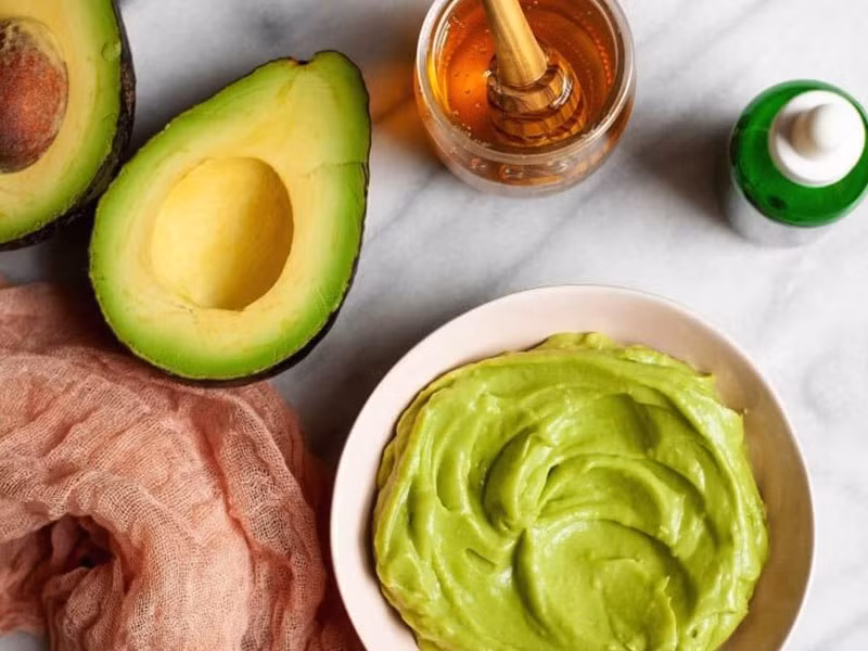 Các loại axit béo có trong bơ giúp giữ ẩm, giảm bong tróc da và ngăn ngừa lão hoá hữu hiệu. Bên cạnh công dụng dưỡng da, mặt nạ bơ mật ong còn có thể có thể dùng cho tóc giúp tóc suôn mượt, mềm mại.