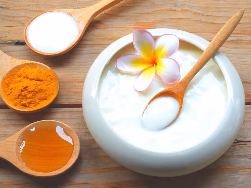 Mặt nạ sữa chua và nghệ có công dụng dưỡng ẩm, trị thâm, làm sáng da. Ngoài ra, phái đẹp có thể kết hợp sữa chua không đường với các loại nguyên liệu khác để trải nghiệm cảm giác cấp ẩm và làm trắng tối ưu từ loại thực phẩm bổ dưỡng này.