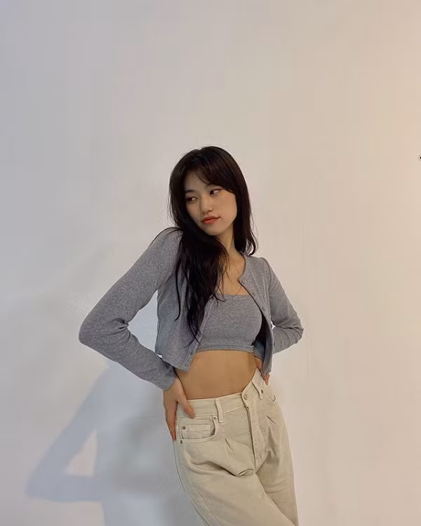 Áo cardigan dáng croptop đem lại vẻ quyến rũ cho Do Yeon (Weki Meki).