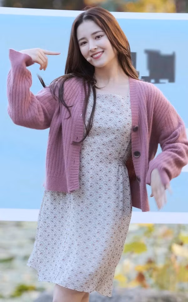 Set đồ của Nancy (Momoland) rất nữ tính và nhẹ nhàng.