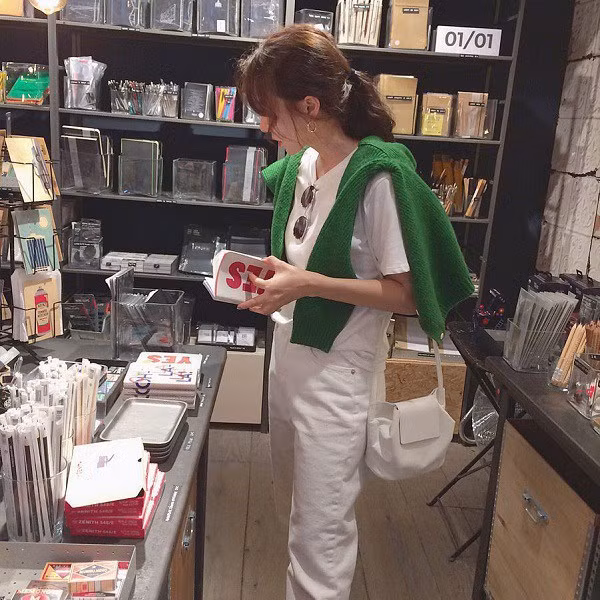 Chị em có thể chọn những chiếc áo cardigan có màu sắc tươi sáng để thêm điểm nhấn cho set đồ.