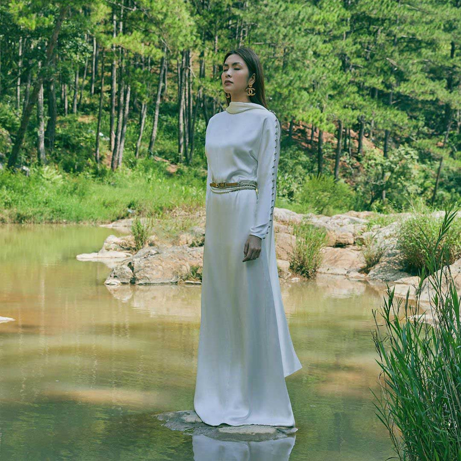 Dù gia đình thuộc giới siêu giàu nhưng Hà Tăng lại rất ít khi dùng hàng hiệu, hoặc khi dùng thì cô đều rất tinh tế và nhẹ nhàng chứ không &quot;bỗ bã&quot; lâm vào tình trạng khoe mẽ như nhiều sao nữ khác. Hà Tăng chỉ cần đứng nhẹ nhàng giữa rừng núi thôi mà cứ tựa như tiên giáng trần với set váy bằng chất liệu lụa bóng mềm mại, nhấn nhá với phụ kiện từ nhà mốt Chanel.