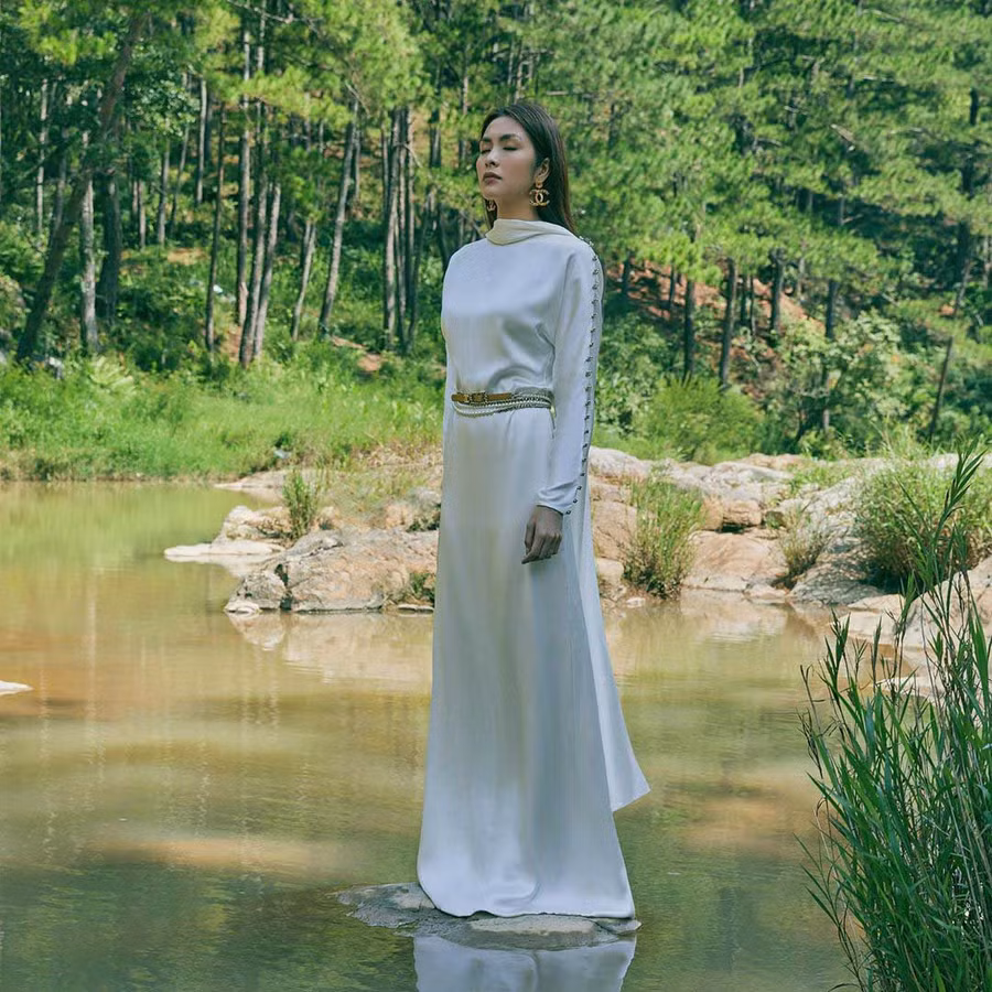 Dù gia đình thuộc giới siêu giàu nhưng Hà Tăng lại rất ít khi dùng hàng hiệu, hoặc khi dùng thì cô đều rất tinh tế và nhẹ nhàng chứ không "bỗ bã" lâm vào tình trạng khoe mẽ như nhiều sao nữ khác. Hà Tăng chỉ cần đứng nhẹ nhàng giữa rừng núi thôi mà cứ tựa như tiên giáng trần với set váy bằng chất liệu lụa bóng mềm mại, nhấn nhá với phụ kiện từ nhà mốt Chanel.