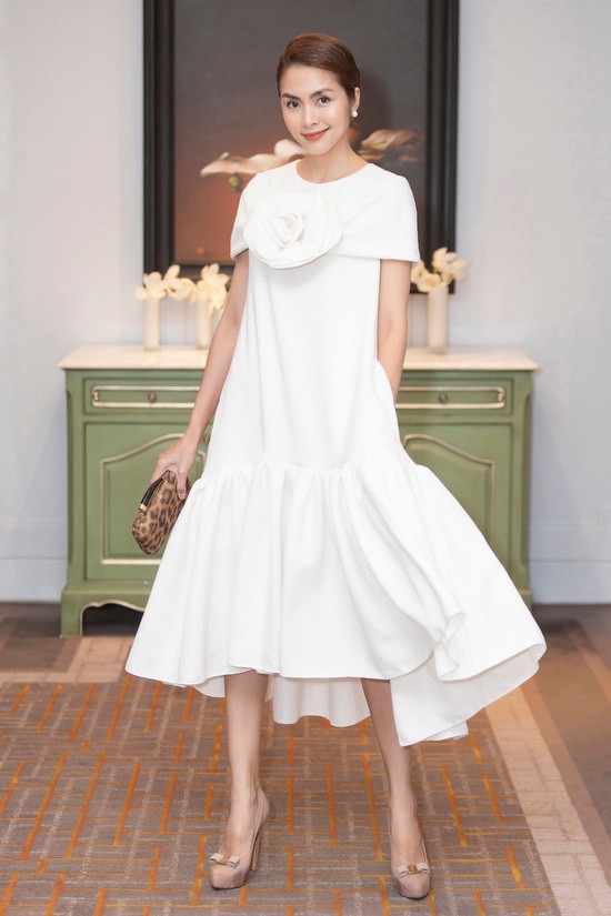 Bên cạnh đó, ở tuổi 33 Hà Tăng còn rất thích chi tiết trang trí của váy là các bông hoa lớn. Có khi nó ở phần eo, hoặc có khi ở trước ngực và vai. Cô nàng còn mách mẹo hay cho các chị em đó là luôn xỏ chân vào giày nude khi mặc váy liền màu trắng. Món phụ kiện này giúp tôn chân và ăn gian chiều cao tuyệt đối.