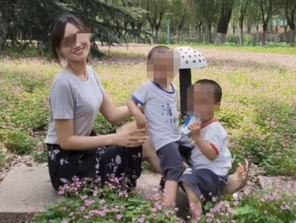 Zhao 28 tuổi đột tử ngay trên bàn phẫu thuật thẩm mỹ để lại hai con nhỏ thơ dại cùng chồng. Hậu quả của việc chọn nhầm cơ sở thẩm mỹ vô cùng nguy hiểm.