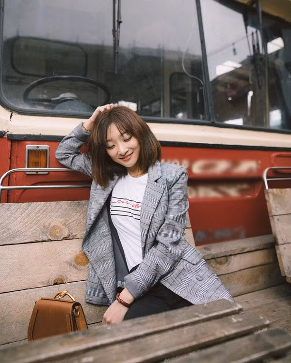 Các quý cô sẽ "hack" tuổi tuyệt đối với kiểu áo xinh xắn này.