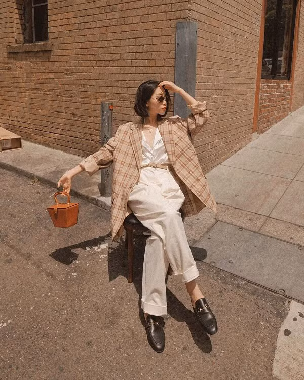 Khi diện áo blazer kẻ caro, diện mạo của các cô gái sẽ trở nên mới mẻ hơn.