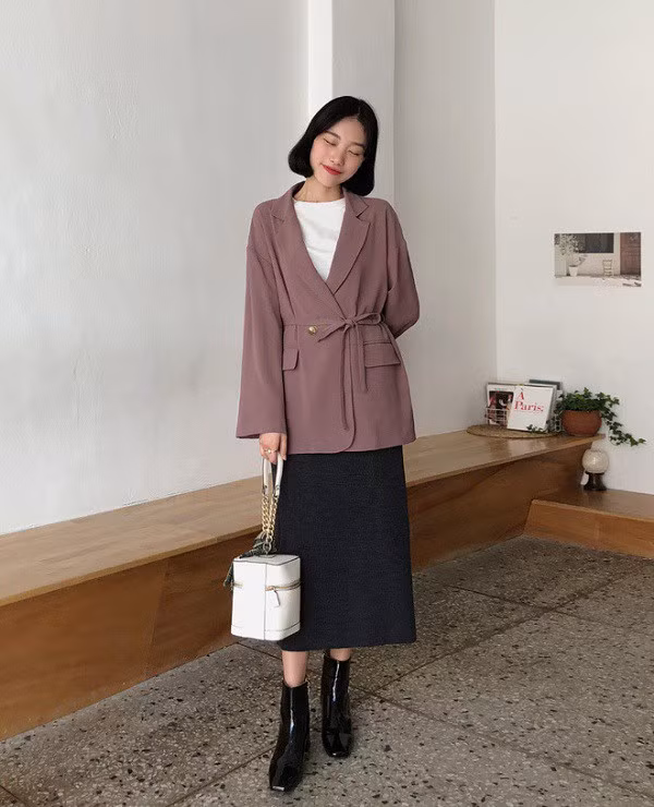 Nét nổi bật của kiểu áo blazer này chính là phần thắt đai eo đầy duyên dáng.