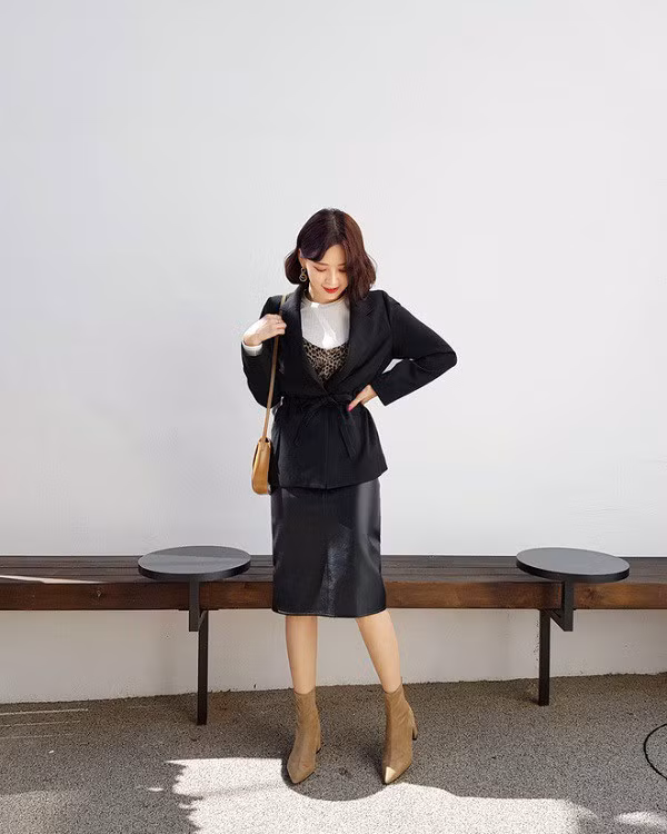 Khi diện áo blazer thắt đai eo, chị em sẽ khéo khoe được vòng 2 thon thả.