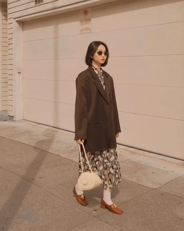 Để nhanh và tiện lợi nhất, các nàng có thể kết hợp đầm liền phủ họa tiết với áo blazer oversize.
